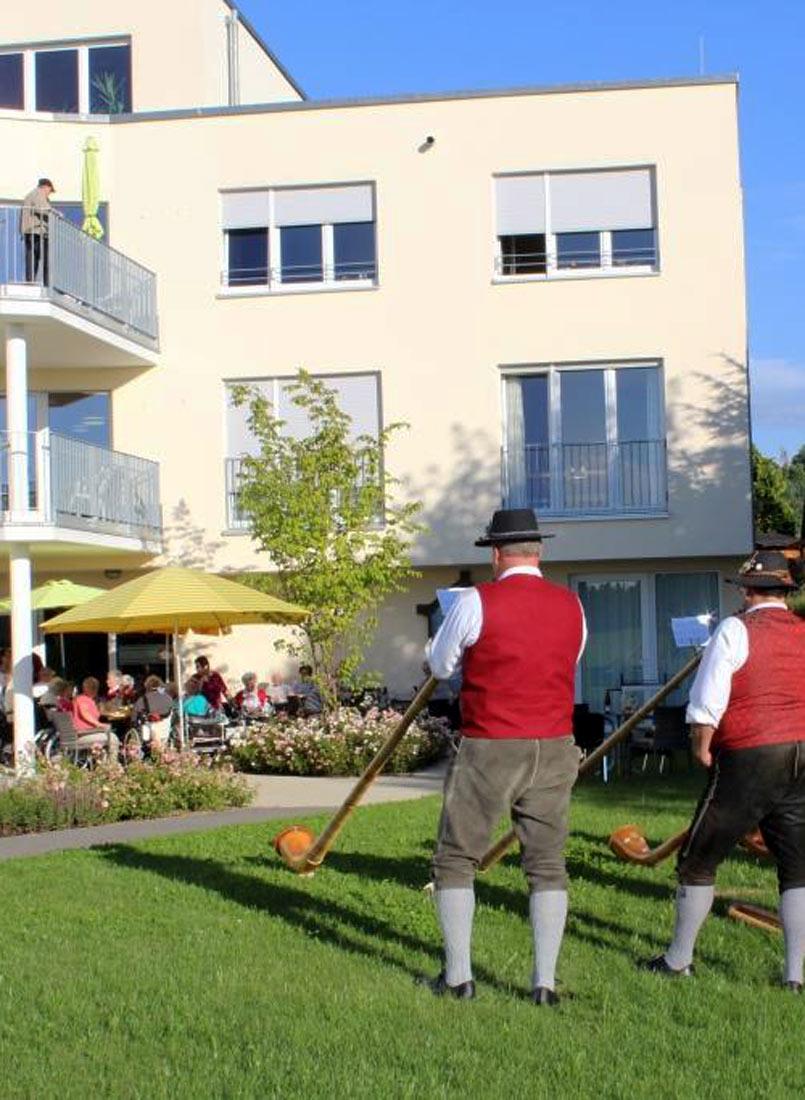 Alphornbläser spielen an einer Veranstaltung im Pflegeheim St.Vinzenz