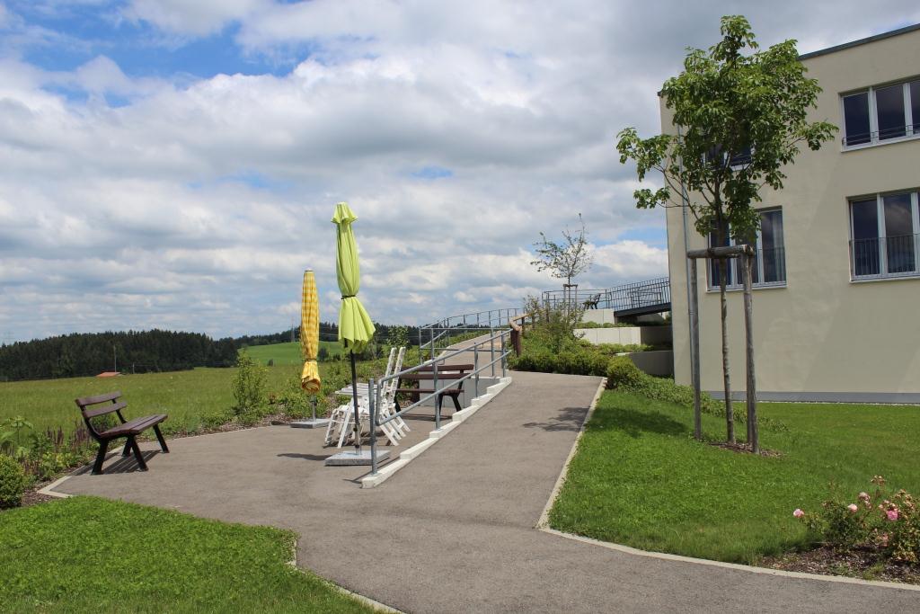 Große Garten- und Parkanlage mit Tischen und Stühlen im Seniorenheim St.Vinzenz