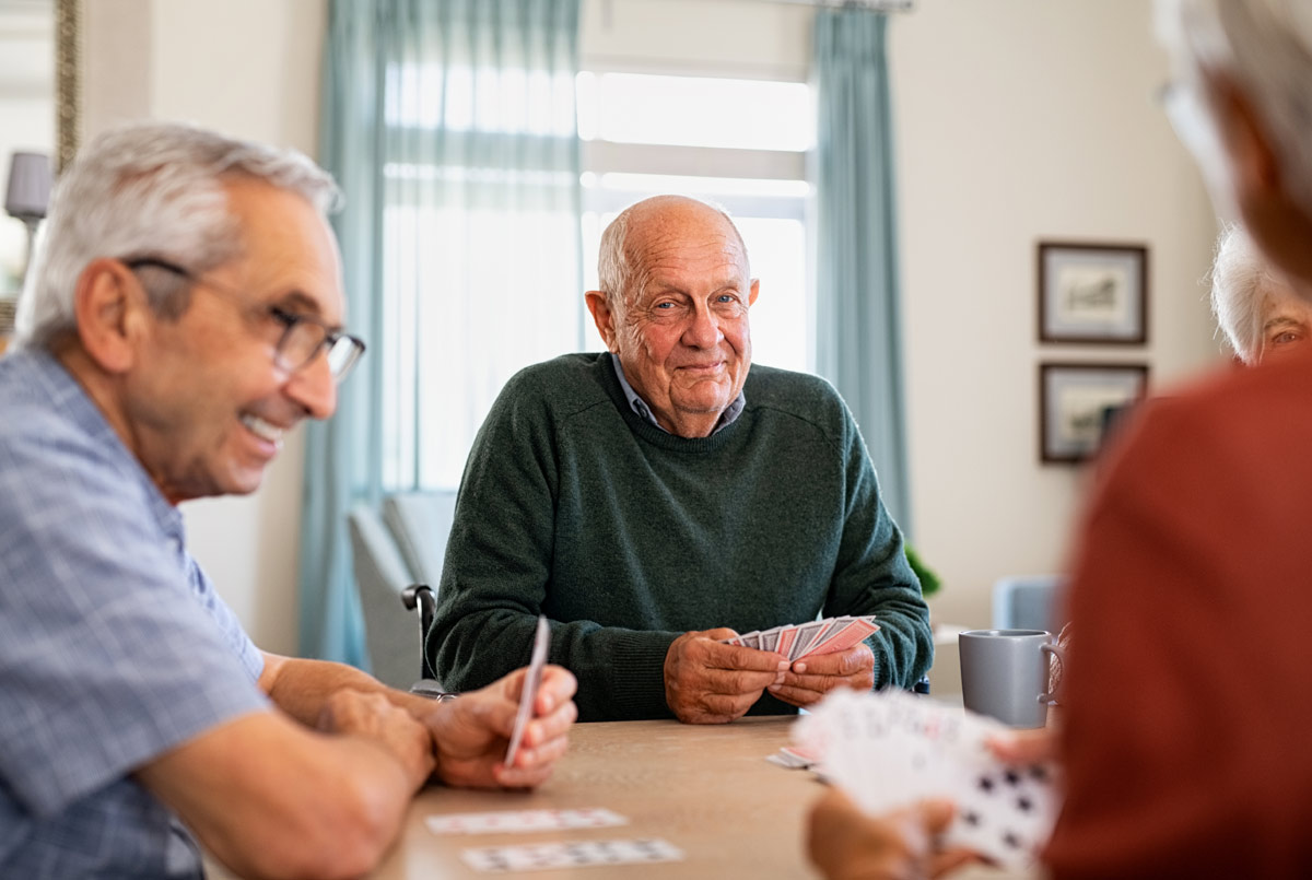 Senioren spielen Karten im Gemeinschaftsraum des Pflegeheim St.Vinzenz in Scheidegg