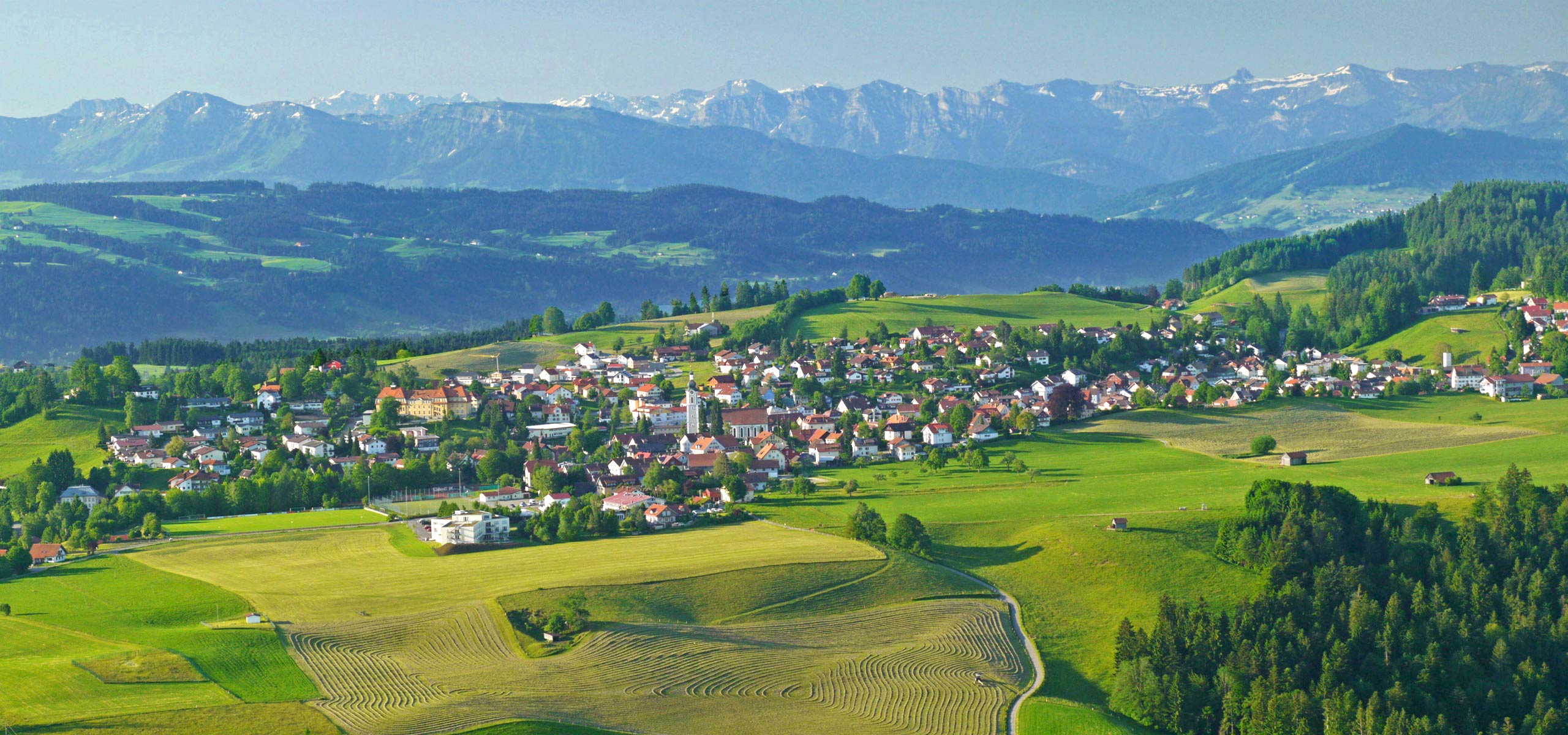 Panorama über Scheidegg, mit Aussicht auf die Berge